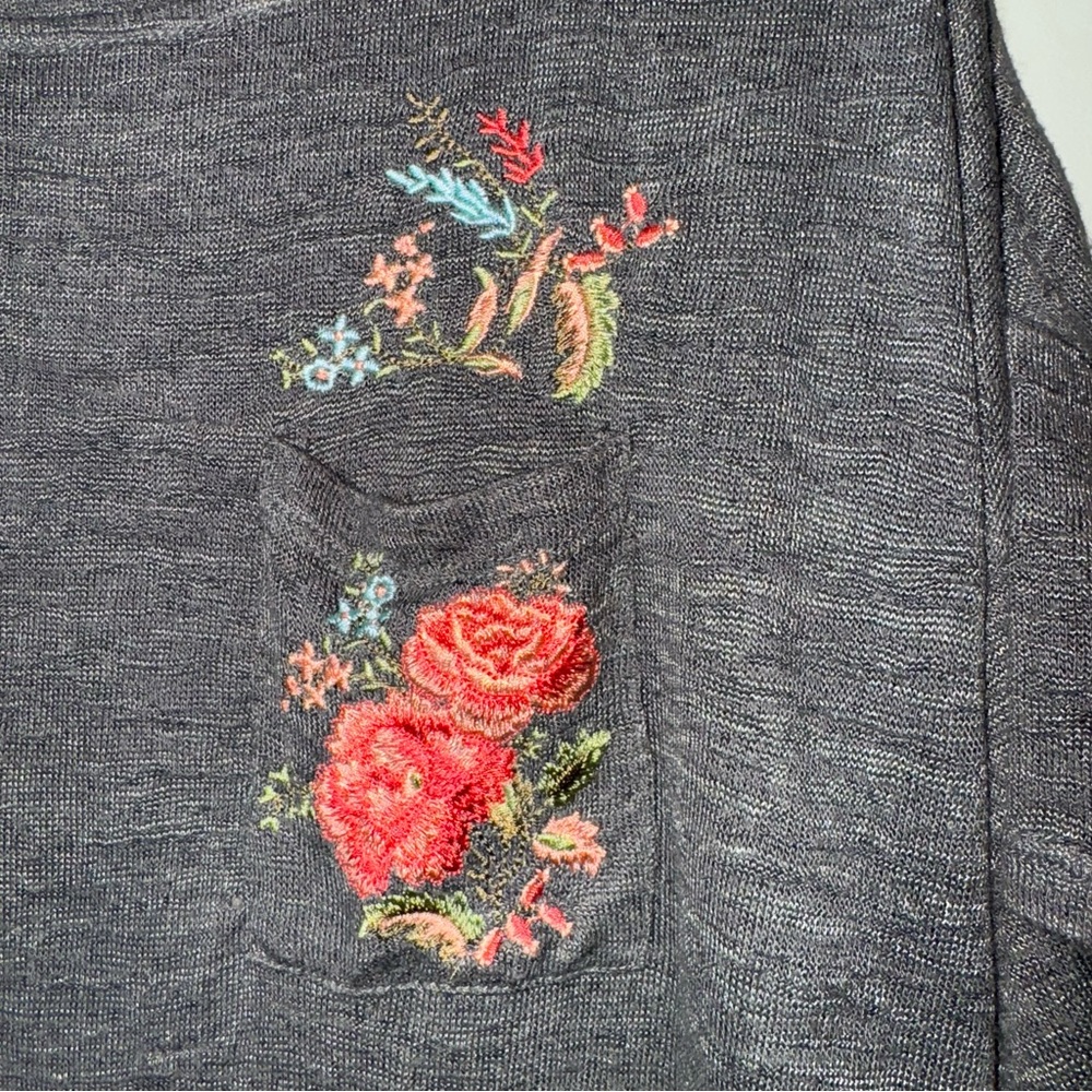 Anthro Akemi + Kin Women’s Petal Tee Embroidered Top Olive Green Boxy Small - Picture 2 of 6